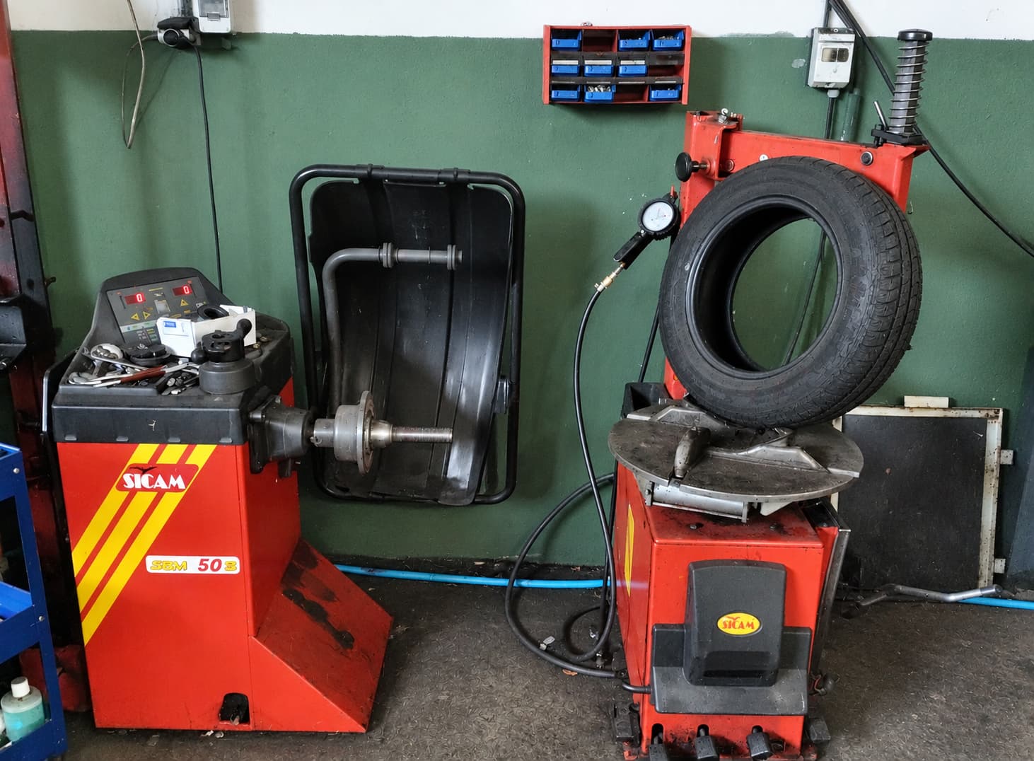 Almacén de recambios y aceites del taller Autos Samufín en Arcade